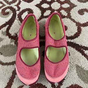 Stylish and lightweight sneakers.